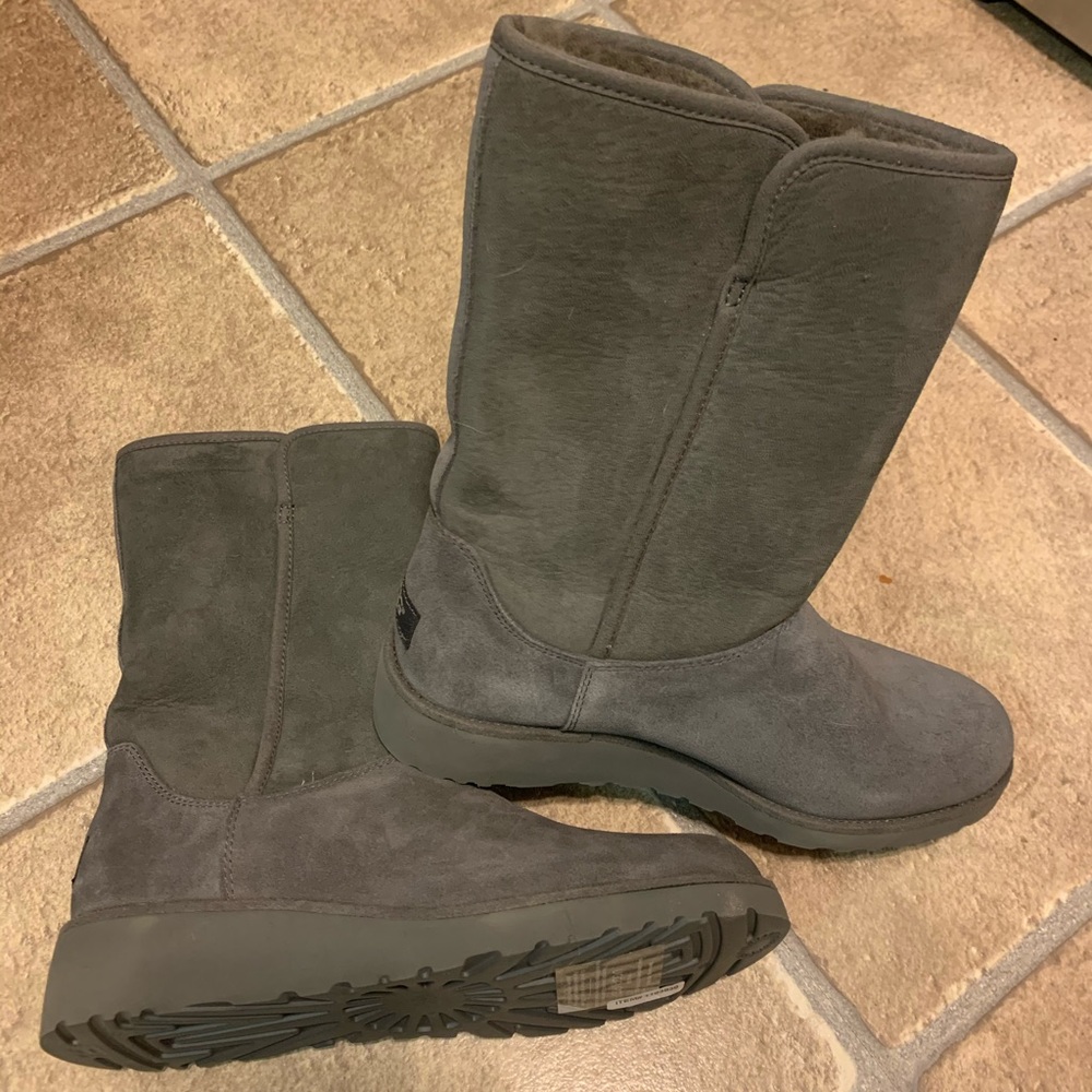 Ugg Amie Gray Boots NWOT Size 8